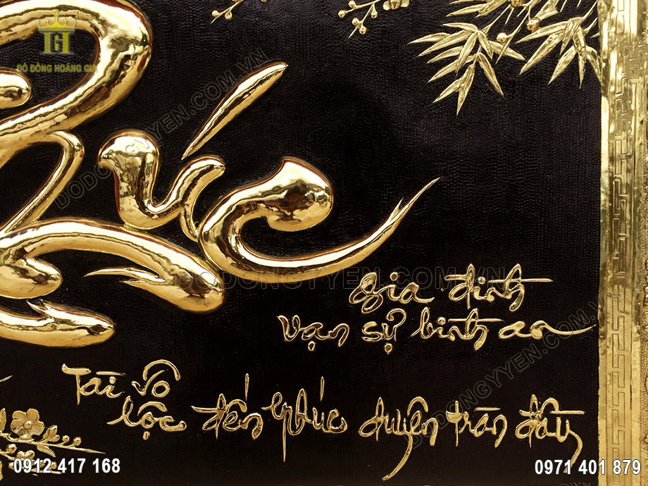 Từng chi tiết nhỏ như chữ Ph&uacute;c, hoa, l&aacute; đều được chạm th&uacute;c v&ocirc; c&ugrave;ng tỉ mỉ v&agrave; sắc n&eacute;t bởi đ&ocirc;i b&agrave;n tay t&agrave;i hoa của c&aacute;c nghệ nh&acirc;n l&agrave;ng nghề đồng &Yacute; Y&ecirc;n - Nam Định